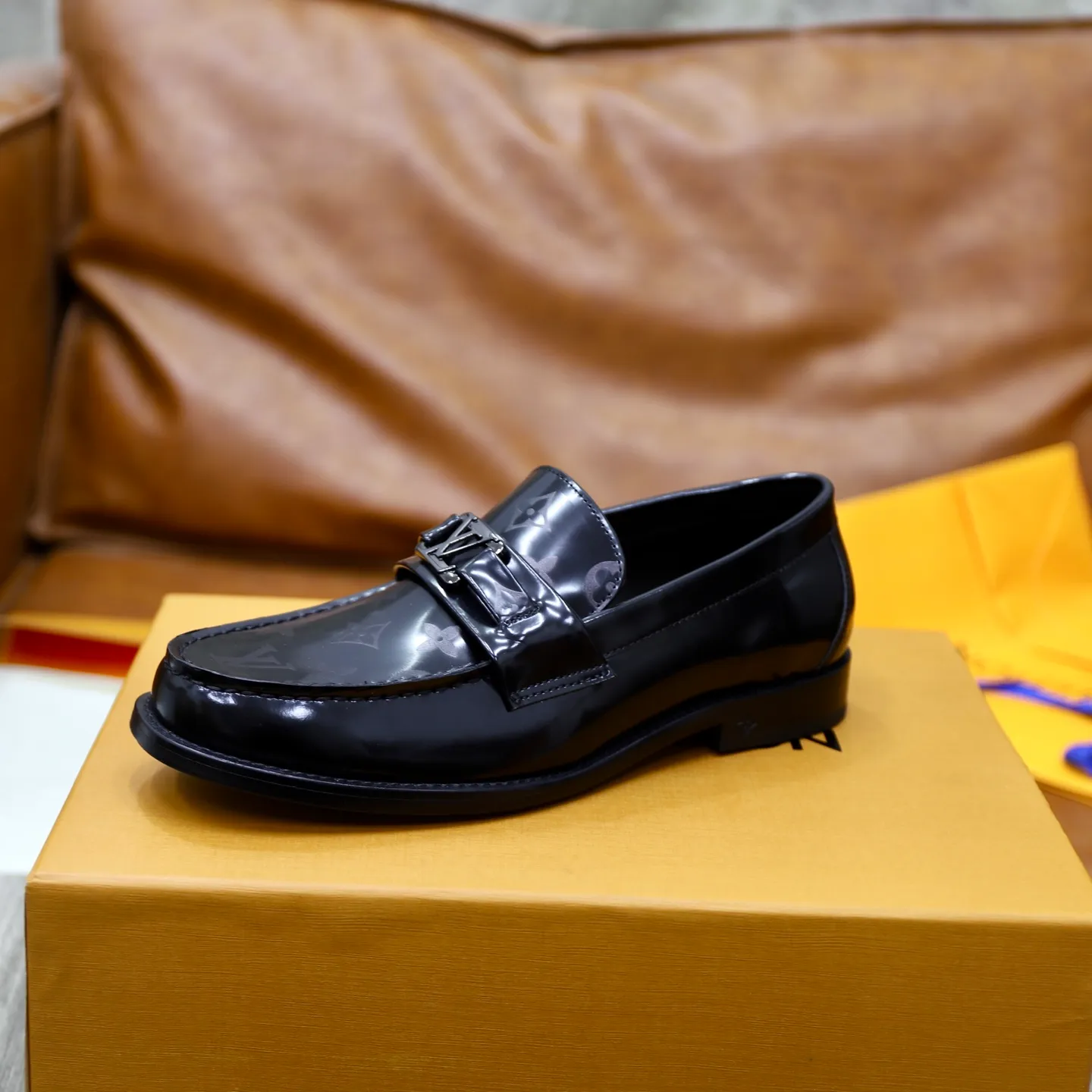 Men's shoes 💰: 💰900LV Louis Vuitton slip-on loafers, top quality products produced in Dongguan, ready for sale! This LV Glove loafer is made of selected soft cowhide, with a slightly wrinkled leather surface and a very high-end texture. Each pair is unique. The leather surface is light and soft, with a fine texture and good luster. It is a classic loafer style, with exquisite handmade mark stitching on the toe, and a square toe configuration to highlight the classic style. The horizontal band has hot-printed LV three-dimensional letters, semi-solid handcrafts and a genuine leather outsole, and a rubber patch on the heel to create wear-resistant performance and comfort. One of the must-have loafers for men! Comes with full original packaging! Code number: 38-39-40-41-42-43-44 (38, 45, 46 customized) standard leather shoe code